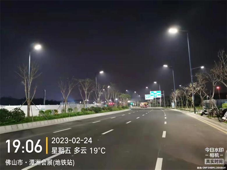 商友照明路灯、标志牌、龙门架助力?jng)山展荷路道路工E徏? width=